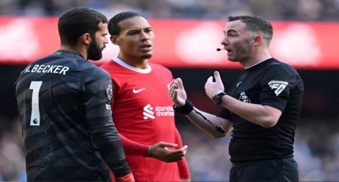 بطل موقعة 2023.. صافرة كريس كافانا تضبط قمة ليفربول ومانشستر سيتي